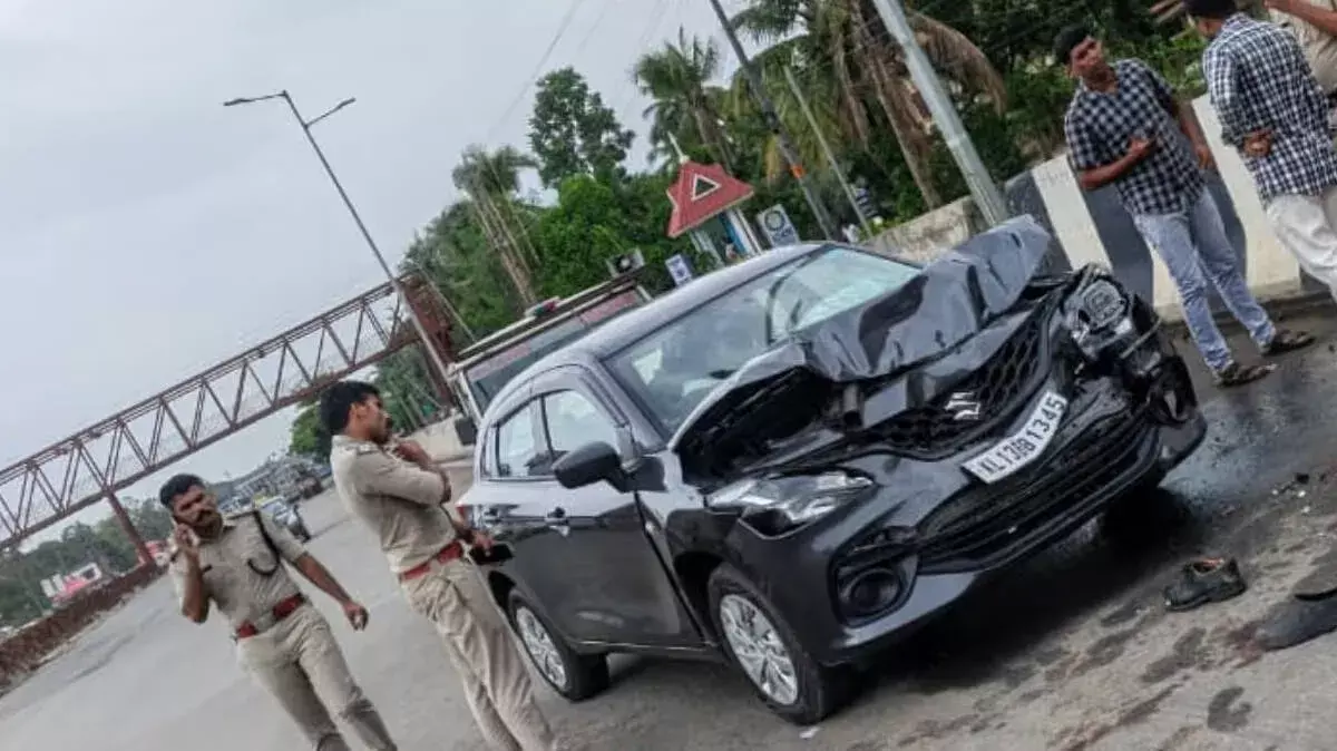 Kasaragod: हाईवे पेट्रोलिंग टीम को बेकाबू कार ने मारी टक्कर, दो पुलिसकर्मी जख्मी Kasaragod: हाईवे पेट्रोलिंग टीम को बेकाबू कार ने मारी टक्कर, दो पुलिसकर्मी जख्मी