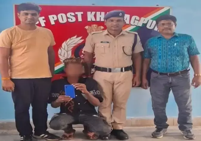 Kharagpur: आरपीएफ की सतर्कता से मोबाइल चोर पकड़ा गया