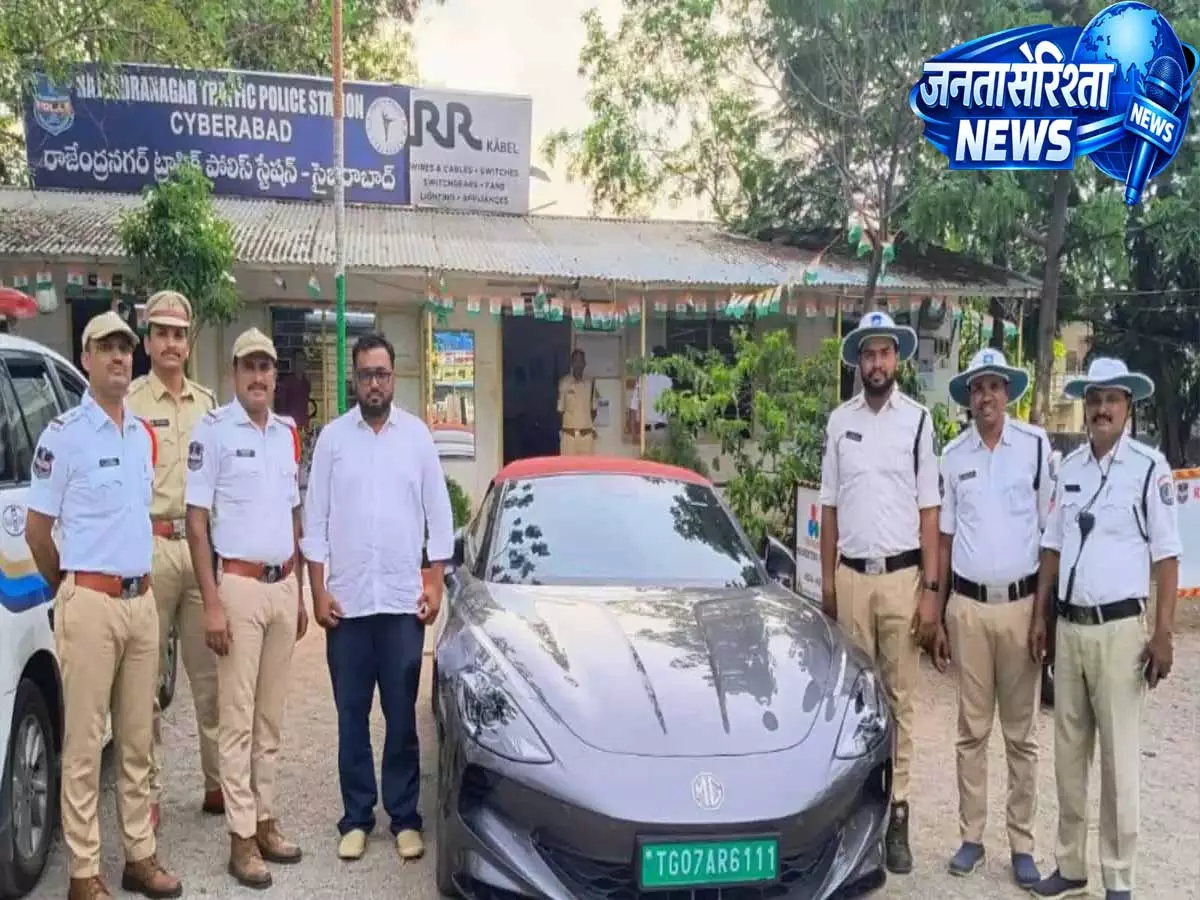 Hyderabad: नाबालिग बेटे को ORR पर कार चलाने देने पर पिता के खिलाफ मामला दर्ज Hyderabad: नाबालिग बेटे को ORR पर कार चलाने देने पर पिता के खिलाफ मामला दर्ज