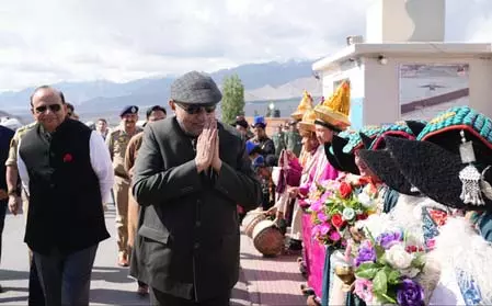 उपराष्ट्रपति राधाकृष्णन तीन दिवसीय दौरे पर पहुंचे लद्दाख, पारंपरिक तरीके से हुआ स्वागत उपराष्ट्रपति राधाकृष्णन तीन दिवसीय दौरे पर पहुंचे लद्दाख, पारंपरिक तरीके से हुआ स्वागत