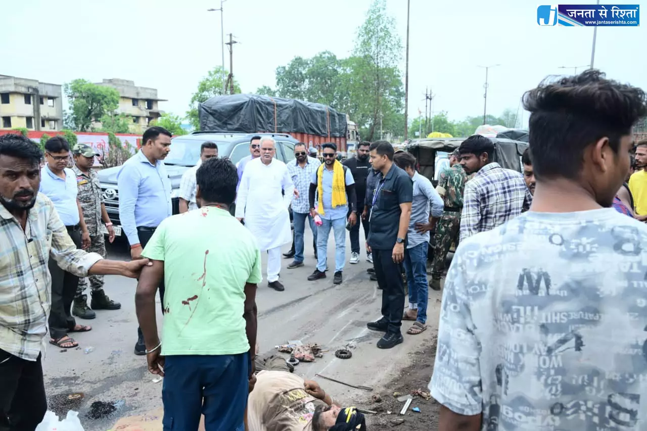 कुम्हारी ब्रिज के पास ऑटो पलटा, चालक घायल कुम्हारी ब्रिज के पास ऑटो पलटा, चालक घायल
