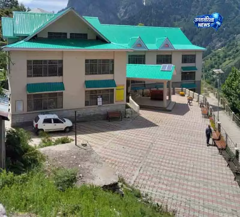 Dharamsala किल्लार कॉलेज में स्ट्रीम खत्म करने पर हंगामा Dharamsala किल्लार कॉलेज में स्ट्रीम खत्म करने पर हंगामा