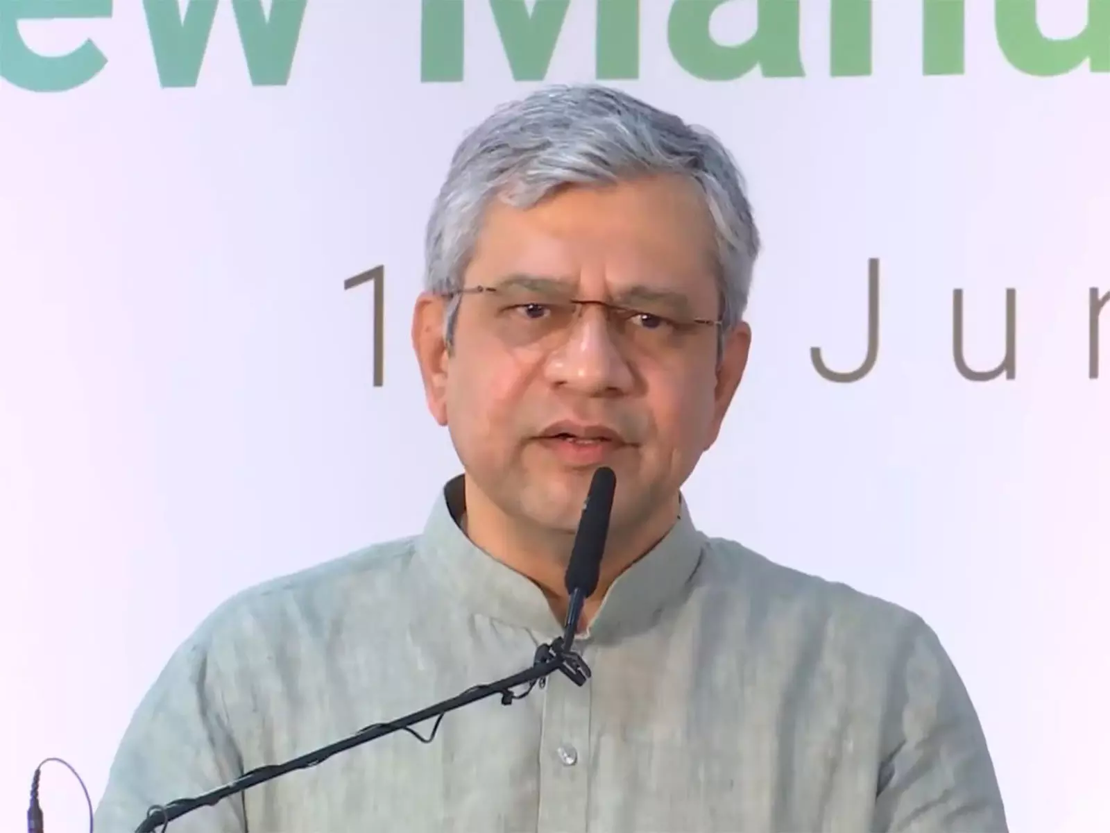 रेल मंत्री ने स्टेशन के बेहतर प्रबंधन के लिए स्टेशन मास्टरों को सशक्त बनाने के व्यापक उपायों की समीक्षा की रेल मंत्री ने स्टेशन के बेहतर प्रबंधन के लिए स्टेशन मास्टरों को सशक्त बनाने के व्यापक उपायों की समीक्षा की