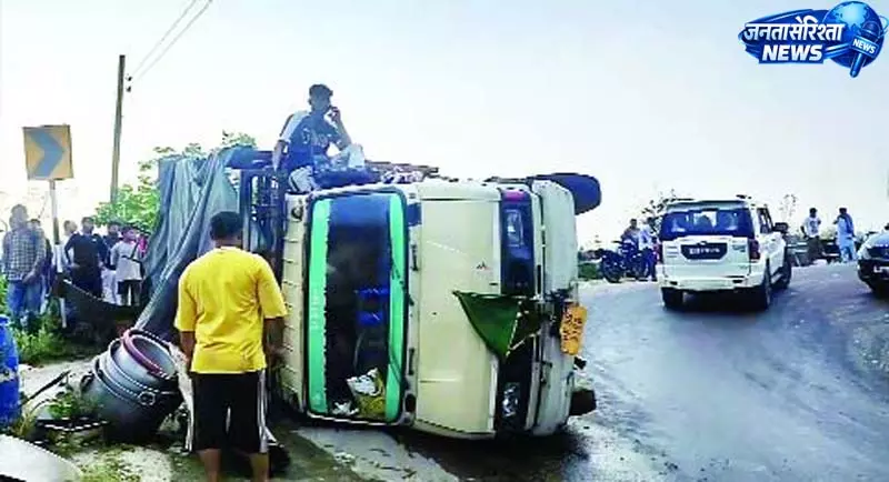 टैम्पो पलटा, 11 श्रद्धालु घायल, पीरनिगाह से लौट रहे थे पंजाब के भक्त टैम्पो पलटा, 11 श्रद्धालु घायल, पीरनिगाह से लौट रहे थे पंजाब के भक्त