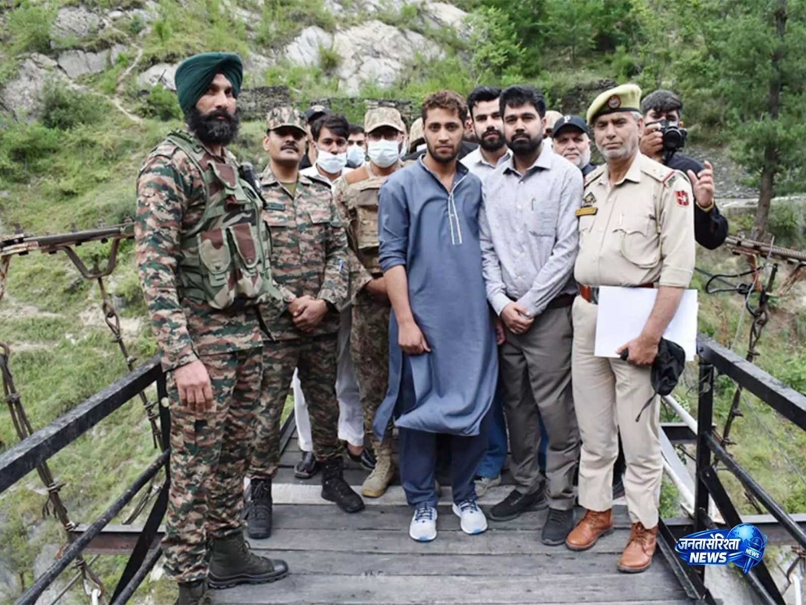 J-K के कुपवाड़ा में LoC पार करने वाले पाकिस्तानी नागरिक को जांच के बाद वापस भेजा गया J-K के कुपवाड़ा में LoC पार करने वाले पाकिस्तानी नागरिक को जांच के बाद वापस भेजा गया