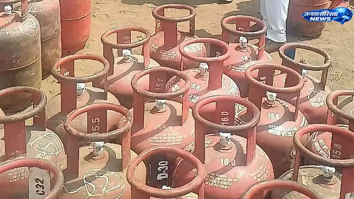 Gujarat-धुले हाईवे पर ईंधन चोरी गिरोह पकड़ा, 1.55 करोड़ का माल जब्त Gujarat-धुले हाईवे पर ईंधन चोरी गिरोह पकड़ा, 1.55 करोड़ का माल जब्त