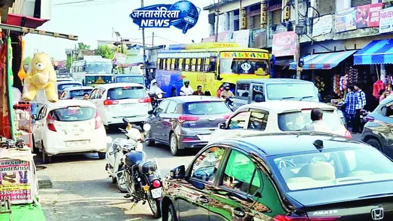 दौलतपुर चौक में जाम बना लोगों के लिए सिरदर्द, बढ़ी टेंशन दौलतपुर चौक में जाम बना लोगों के लिए सिरदर्द, बढ़ी टेंशन