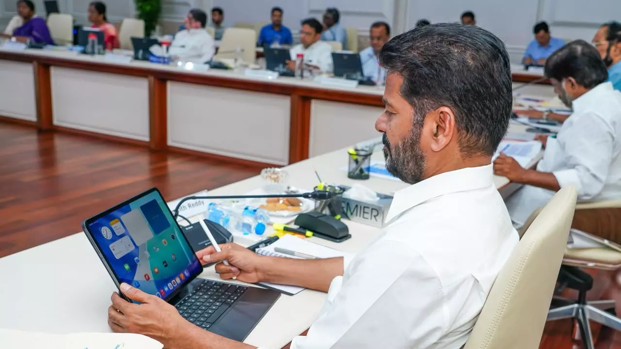Telangana कैबिनेट डिजिटल हुई, मंत्रियों को मिले टैबलेट Telangana कैबिनेट डिजिटल हुई, मंत्रियों को मिले टैबलेट