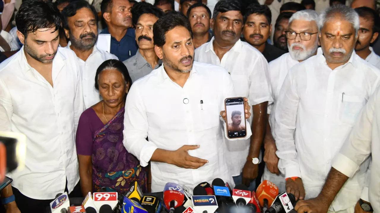 Jaganmohan Reddy ने विजयवाड़ा में हिरासत में हुई मौत की CBI जांच की मांग की Jaganmohan Reddy ने विजयवाड़ा में हिरासत में हुई मौत की CBI जांच की मांग की