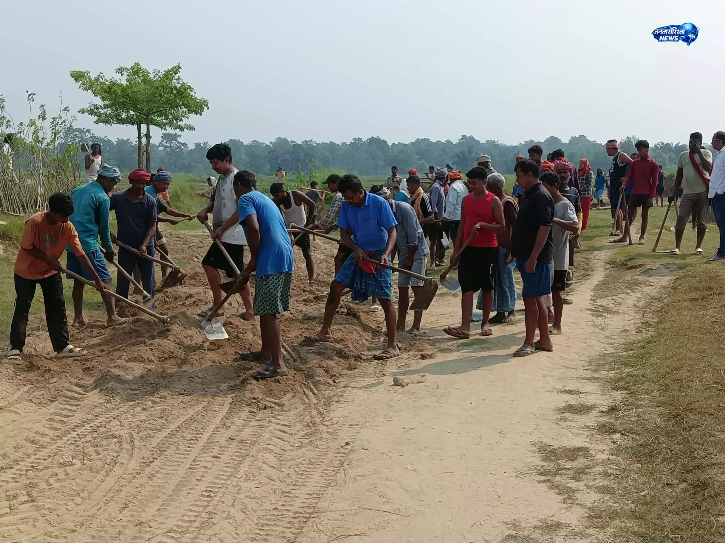 Gumla: प्रशासन की लापरवाही पर भड़के ग्रामीण Gumla: प्रशासन की लापरवाही पर भड़के ग्रामीण