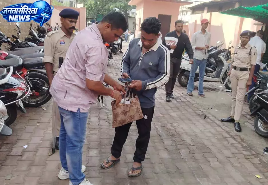 न्यायालय परिसर में पुलिस का विशेष चेकिंग अभियान न्यायालय परिसर में पुलिस का विशेष चेकिंग अभियान