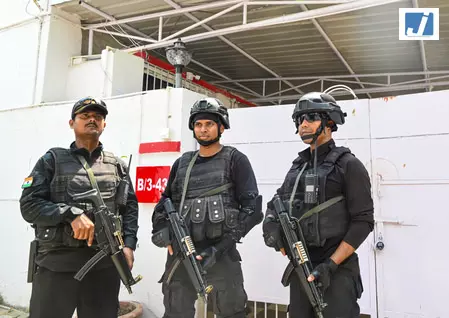 बिहार सतर्कता विभाग ने पटना में दो निलंबित आईएएस अधिकारियों के घरों पर छापा मारा बिहार सतर्कता विभाग ने पटना में दो निलंबित आईएएस अधिकारियों के घरों पर छापा मारा
