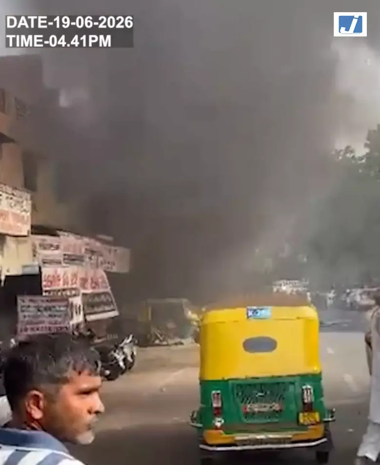 VIDEO: भारत गैस एजेंसी में एलपीजी सिलेंडर विस्फोट, दो लोग घायल VIDEO: भारत गैस एजेंसी में एलपीजी सिलेंडर विस्फोट, दो लोग घायल