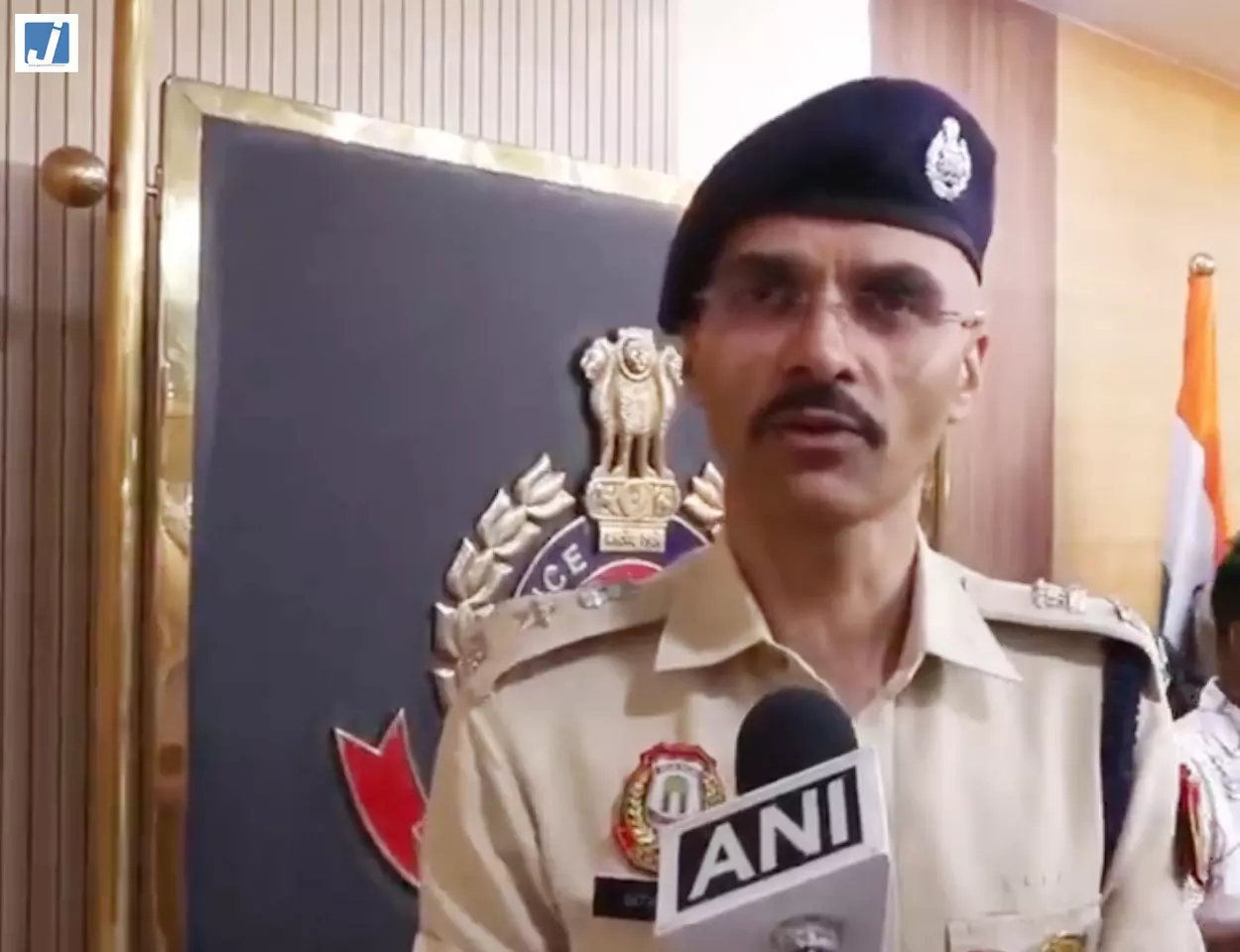पुलिस का अपराधियों पर बड़ा प्रहार, 20 गिरफ्तार; अवैध हथियारों का जखीरा बरामद पुलिस का अपराधियों पर बड़ा प्रहार, 20 गिरफ्तार; अवैध हथियारों का जखीरा बरामद