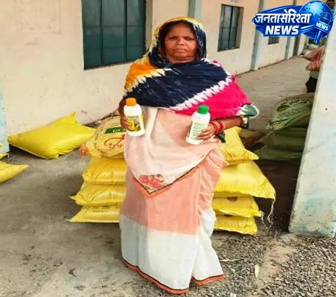 नैनो यूरिया व नैनो डीएपी के उपयोग के लिए प्रेरित हुईं महिला किसान सुखवरिया नैनो यूरिया व नैनो डीएपी के उपयोग के लिए प्रेरित हुईं महिला किसान सुखवरिया