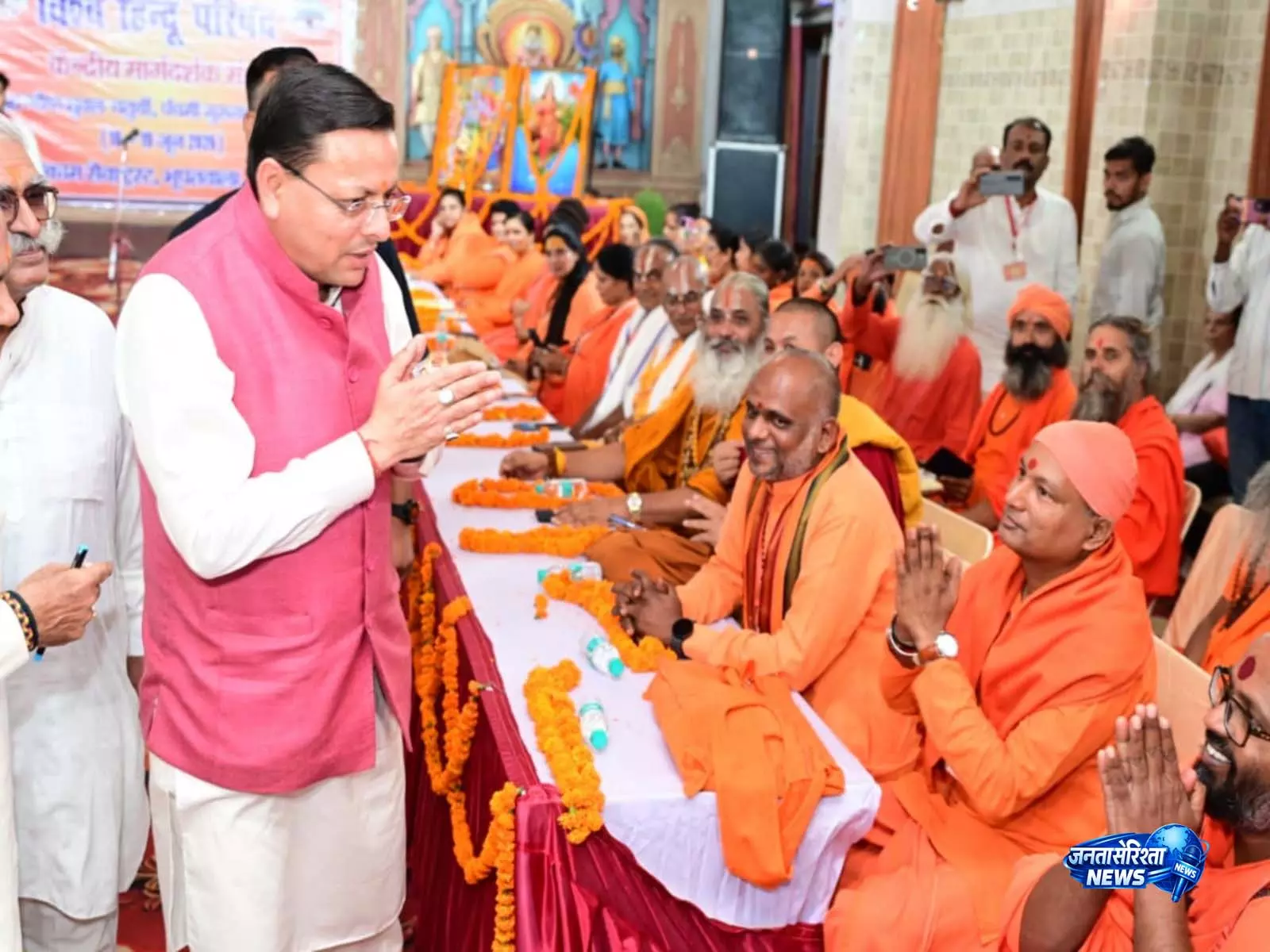 VHP के हरिद्वार कार्यक्रम में CM धामी ने उत्तराखंड को दुनिया की आध्यात्मिक राजधानी बनाने का विज़न पेश किया VHP के हरिद्वार कार्यक्रम में CM धामी ने उत्तराखंड को दुनिया की आध्यात्मिक राजधानी बनाने का विज़न पेश किया