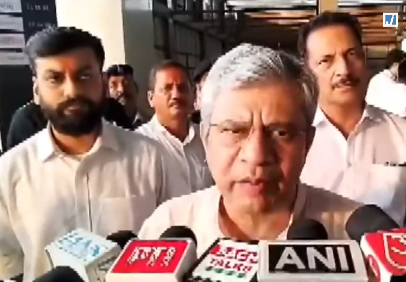 बिहार में रेलवे परियोजनाओं पर तेजी, 1.15 लाख करोड़ रुपये के काम जारी : अश्विनी वैष्णव बिहार में रेलवे परियोजनाओं पर तेजी, 1.15 लाख करोड़ रुपये के काम जारी : अश्विनी वैष्णव