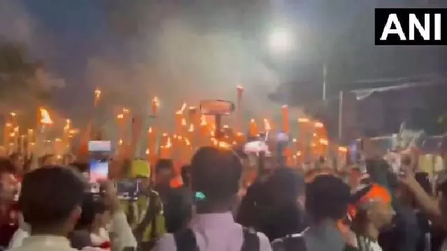 Dhaka में बांग्लादेश हिंदू समुदाय का टॉर्च मार्च, ‘जय श्री राम’ के नारे लगाए Dhaka में बांग्लादेश हिंदू समुदाय का टॉर्च मार्च, ‘जय श्री राम’ के नारे लगाए