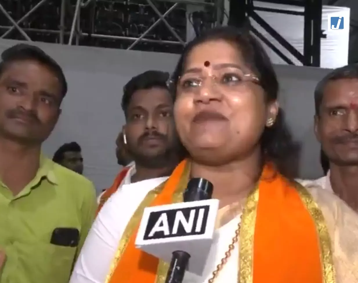 उद्धव ठाकरे के बयान पर सियासी घमासान, शिवसेना सांसद ज्योति वाघमारे का तीखा पलटवार उद्धव ठाकरे के बयान पर सियासी घमासान, शिवसेना सांसद ज्योति वाघमारे का तीखा पलटवार