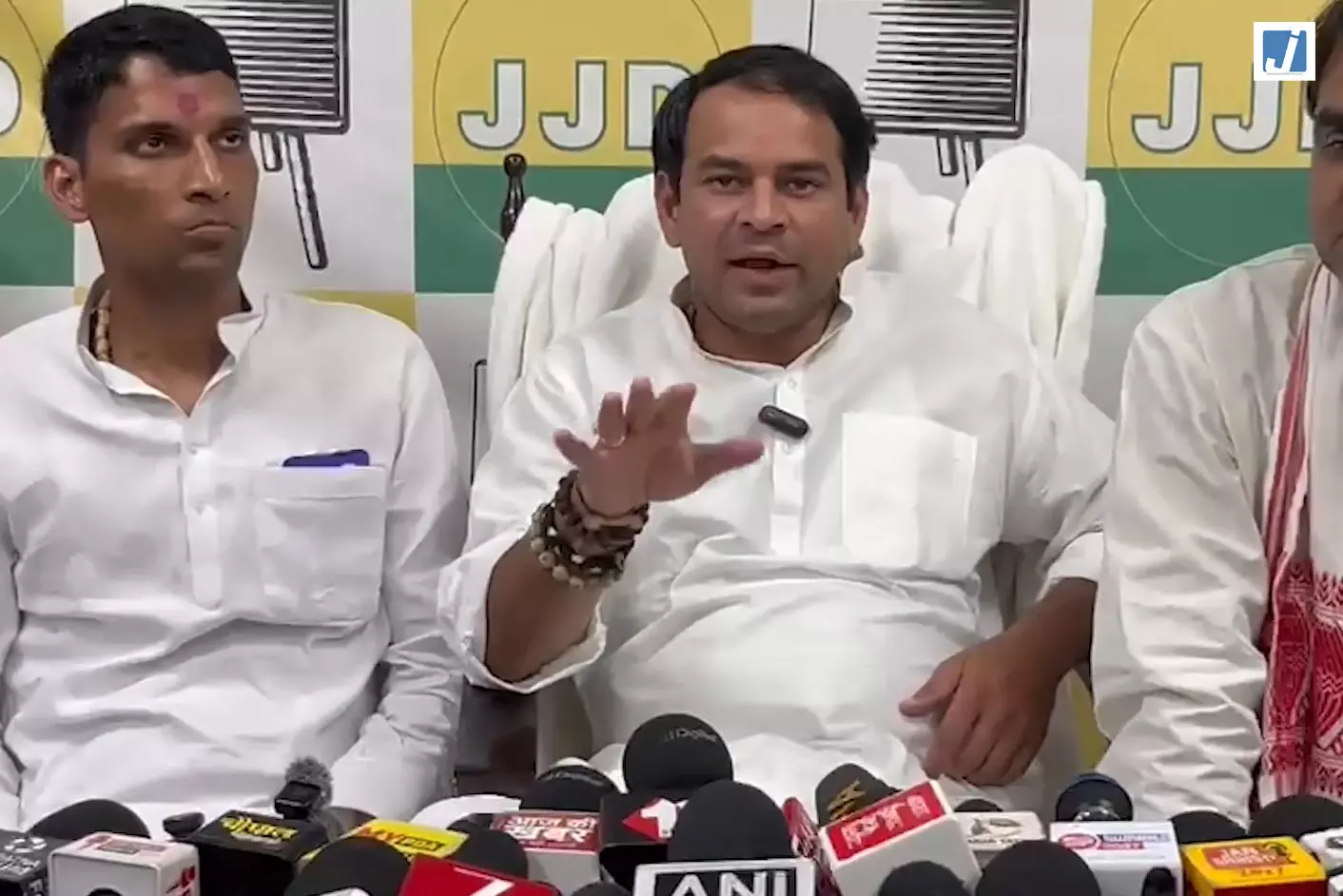तेज प्रताप यादव और आकाश यादव विवाद गरमाया, आरोप-प्रत्यारोप से बिहार की सियासत में हलचल तेज प्रताप यादव और आकाश यादव विवाद गरमाया, आरोप-प्रत्यारोप से बिहार की सियासत में हलचल