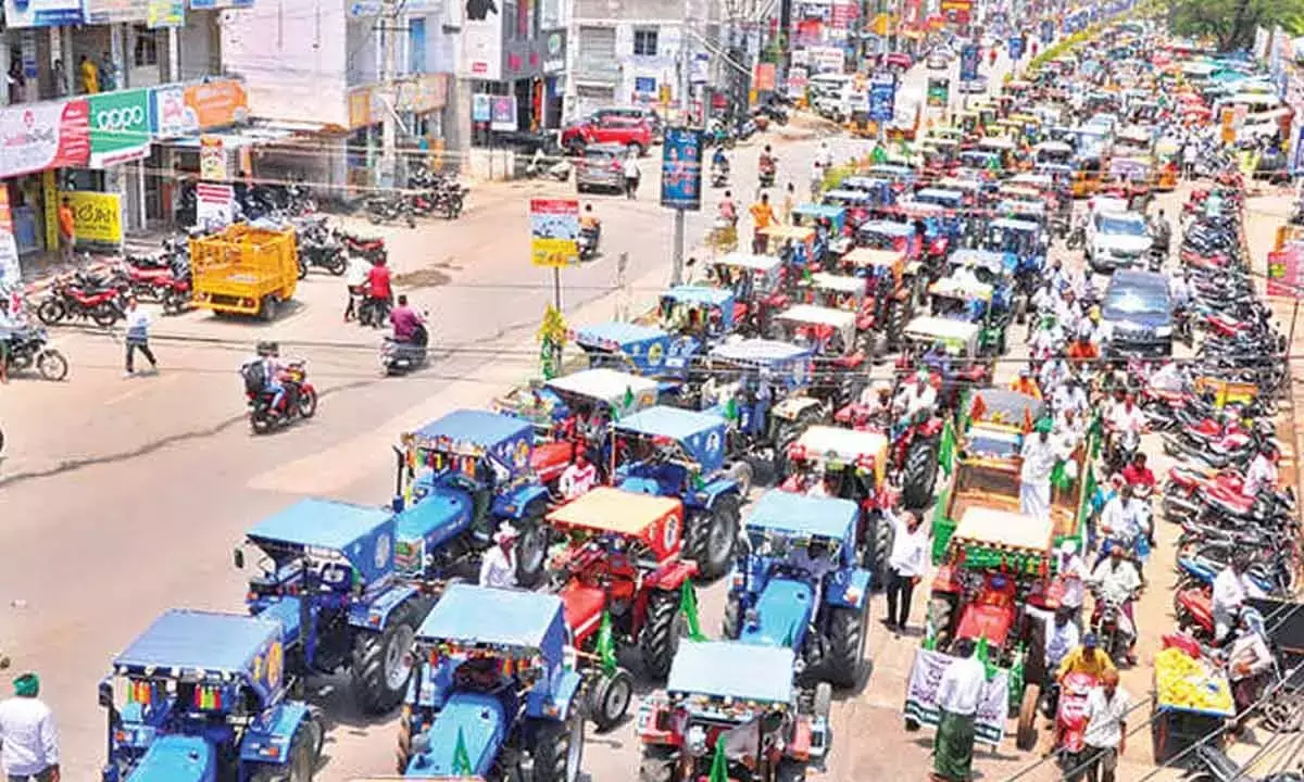 तंबाकू किसानों ने विशाल ट्रैक्टर रैली निकाली तंबाकू किसानों ने विशाल ट्रैक्टर रैली निकाली