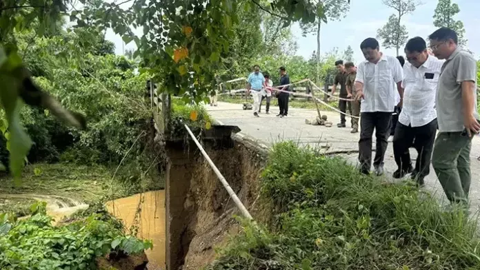 Lowang ने बाढ़ से प्रभावित देओमाली का निरीक्षण किया और तत्काल बहाली के उपाय करने के निर्देश दिए Lowang ने बाढ़ से प्रभावित देओमाली का निरीक्षण किया और तत्काल बहाली के उपाय करने के निर्देश दिए