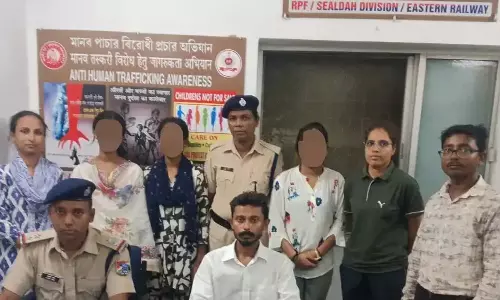 Kolkata: दो नाबालिग बहनों को तस्करी से बचाया गया, महिला गिरफ्तार Kolkata: दो नाबालिग बहनों को तस्करी से बचाया गया, महिला गिरफ्तार