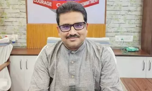 West Burdwan: आसनसोल-दुर्गापुर में अधिकारी की गिरफ्तारी से हड़कंप West Burdwan: आसनसोल-दुर्गापुर में अधिकारी की गिरफ्तारी से हड़कंप