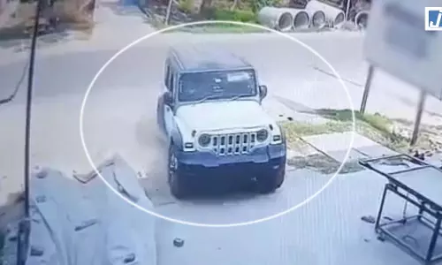 गुस्से में लाल थार वाले जीजा की करतूत, इलाके में हड़कंप मचा गुस्से में लाल थार वाले जीजा की करतूत, इलाके में हड़कंप मचा