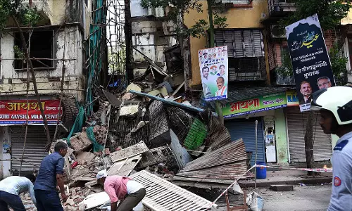 Byculla वेस्ट में दो मंज़िला इमारत गिरने की घटना, बड़ा हादसा टला