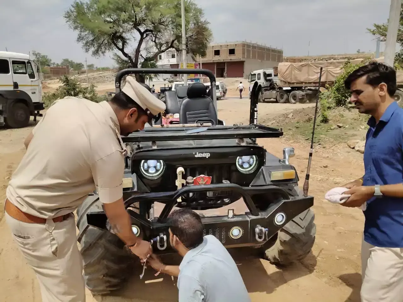 Jaipur: पुलिस ने वीआईपी कल्चर पर कसा शिकंजा, नियम तोड़ने वालों पर कार्रवाई Jaipur: पुलिस ने वीआईपी कल्चर पर कसा शिकंजा, नियम तोड़ने वालों पर कार्रवाई