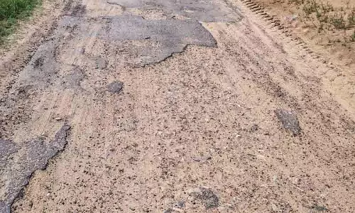 Bhiwani की ग्रामीण सड़कें खराब हालत में, कार्यकर्ता ने शिकायत दर्ज कराई Bhiwani की ग्रामीण सड़कें खराब हालत में, कार्यकर्ता ने शिकायत दर्ज कराई