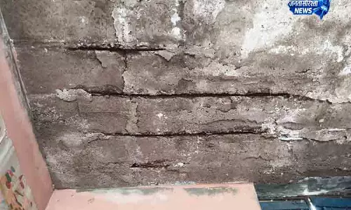 Sirsa का आंगनवाड़ी केंद्र बदहाल, 56 बच्चे डर के माहौल में पढ़ रहे Sirsa का आंगनवाड़ी केंद्र बदहाल, 56 बच्चे डर के माहौल में पढ़ रहे