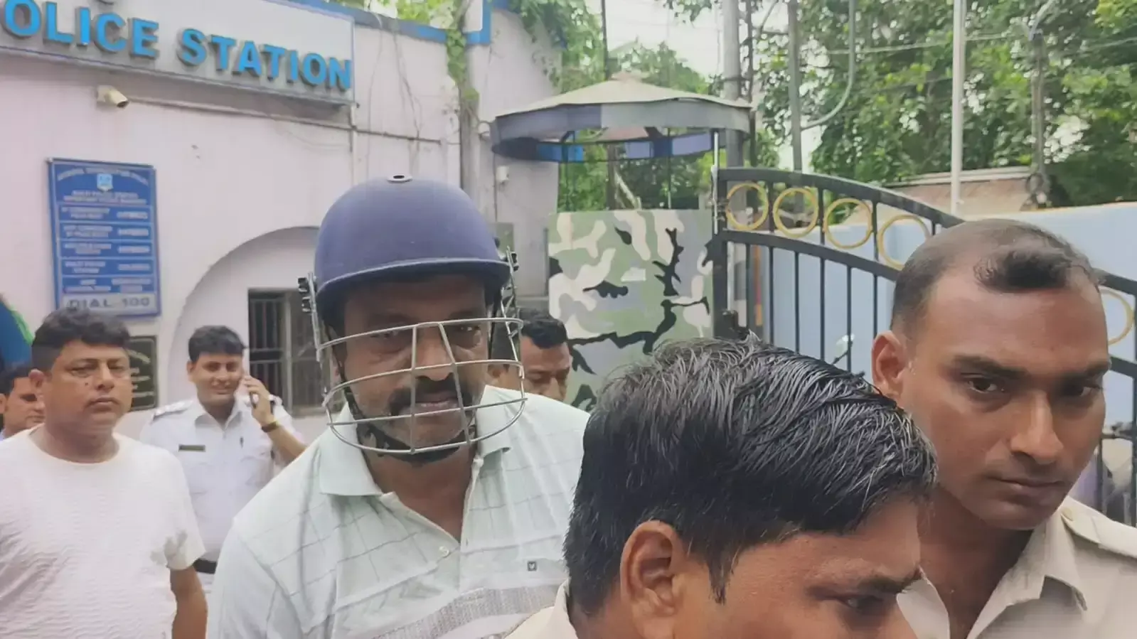 West Burdwan: तृणमूल नेता भोला सिंह गिरफ्तार, कोर्ट परिसर में हंगामा West Burdwan: तृणमूल नेता भोला सिंह गिरफ्तार, कोर्ट परिसर में हंगामा