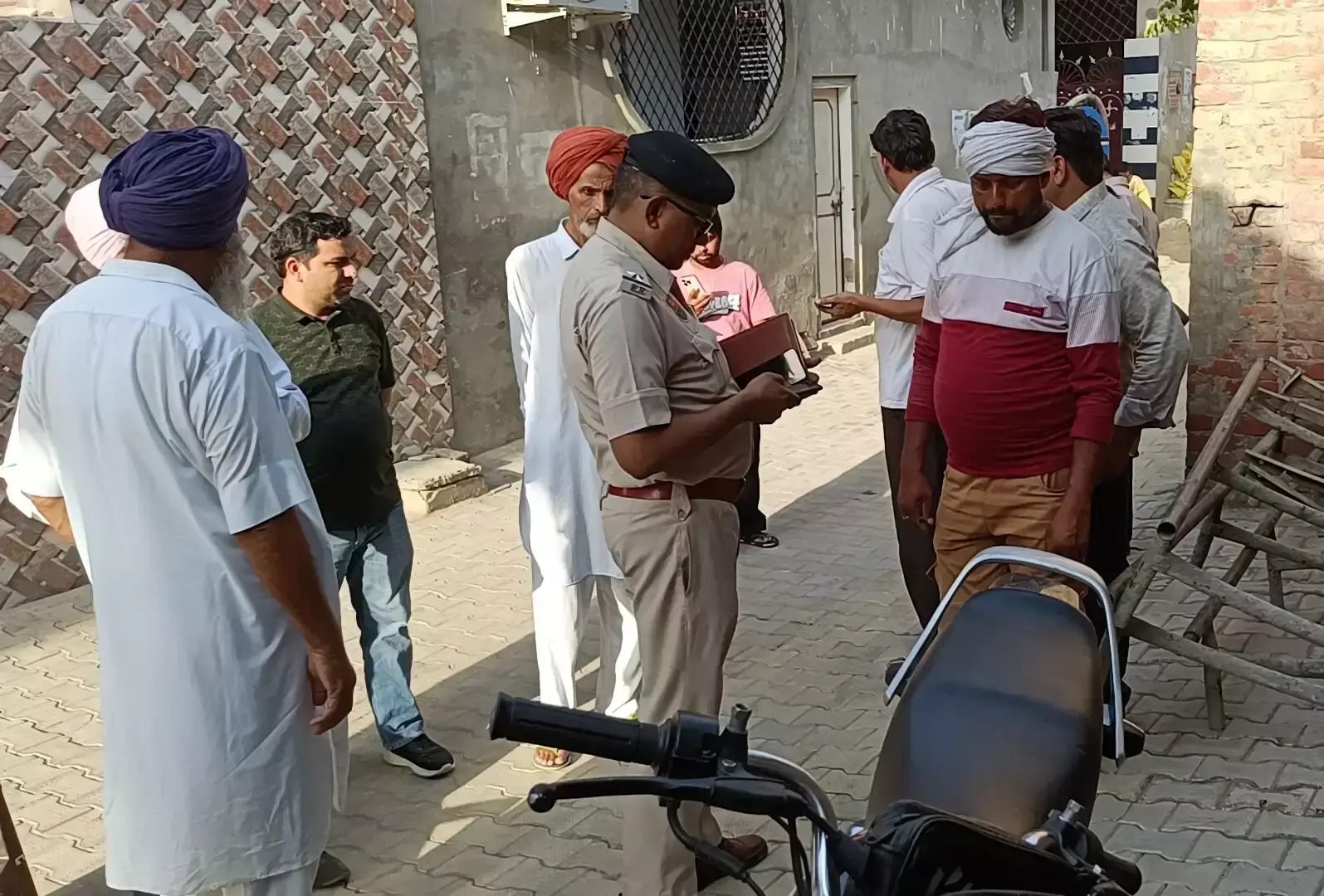 Sirsa: बिजली सुधार के नाम पर महिला से लूट, बंधक बनाकर वारदात Sirsa: बिजली सुधार के नाम पर महिला से लूट, बंधक बनाकर वारदात