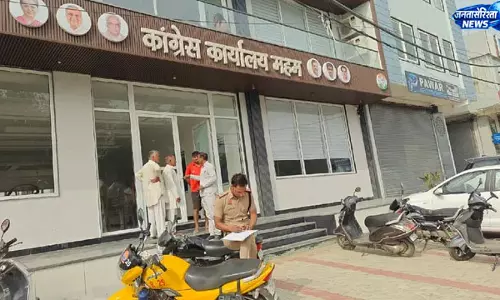रोहतक में कांग्रेस MLA के दफ्तर पर फायरिंग, शीशे टूटे; पुलिस जांच में जुटी रोहतक में कांग्रेस MLA के दफ्तर पर फायरिंग, शीशे टूटे; पुलिस जांच में जुटी