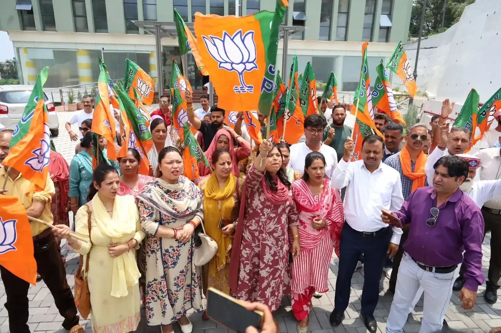 Dharamshala: पार्षदों के बाद भाजपा कार्यकर्ताओं पर भी कार्रवाई की तैयारी Dharamshala: पार्षदों के बाद भाजपा कार्यकर्ताओं पर भी कार्रवाई की तैयारी