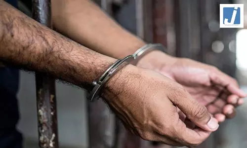 व्यापारी से 20 लाख की लूट, CID इंस्पेक्टर समेत तीन गिरफ्तार व्यापारी से 20 लाख की लूट, CID इंस्पेक्टर समेत तीन गिरफ्तार