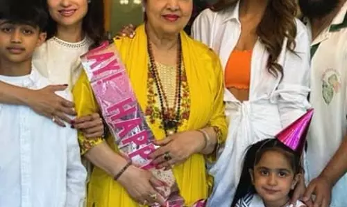 अभिनेत्री शिल्पा शेट्टी ने तस्वीरें शेयर कर मां को दी जन्मदिन की बधाई, पुराने दिनों को किया याद अभिनेत्री शिल्पा शेट्टी ने तस्वीरें शेयर कर मां को दी जन्मदिन की बधाई, पुराने दिनों को किया याद