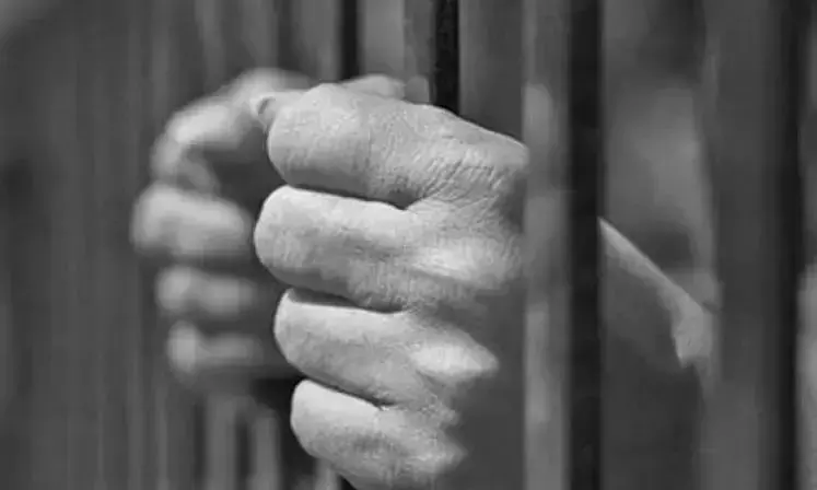 Hyderabad: नाबालिग के साथ रेप के मामले में 81 साल के बुजुर्ग को 21 साल की जेल Hyderabad: नाबालिग के साथ रेप के मामले में 81 साल के बुजुर्ग को 21 साल की जेल