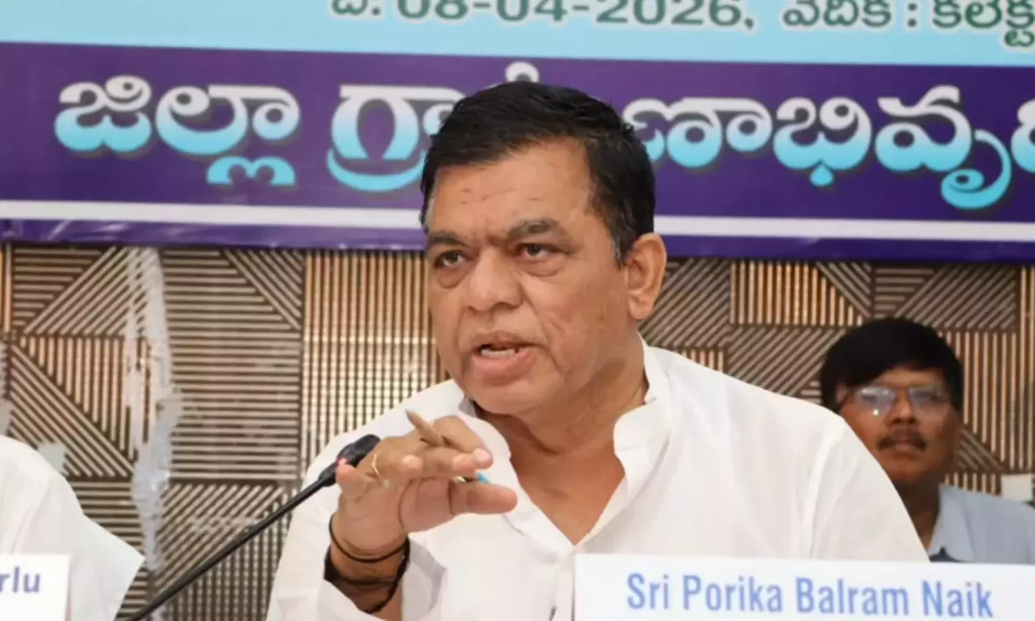 Telangana: महबूबाबाद के सांसद बलराम नाइक ने केंद्रीय योजनाओं को प्रभावी ढंग से लागू करने की मांग की Telangana: महबूबाबाद के सांसद बलराम नाइक ने केंद्रीय योजनाओं को प्रभावी ढंग से लागू करने की मांग की