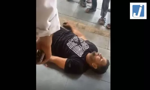 रेलवे स्टेशन पर हत्या, पुलिसकर्मी ने किया बचाने का प्रयास रेलवे स्टेशन पर हत्या, पुलिसकर्मी ने किया बचाने का प्रयास