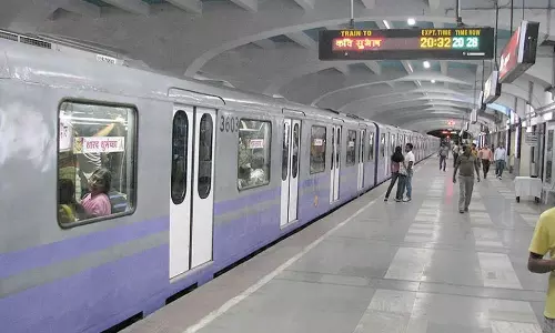 Kolkata: मेट्रो में तकनीकी गड़बड़ी की आशंका, धुआं निकलने से दहशत Kolkata: मेट्रो में तकनीकी गड़बड़ी की आशंका, धुआं निकलने से दहशत