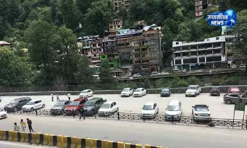Manali में पार्किंग शुल्क और ग्रीन टैक्स को लेकर हंगामा
