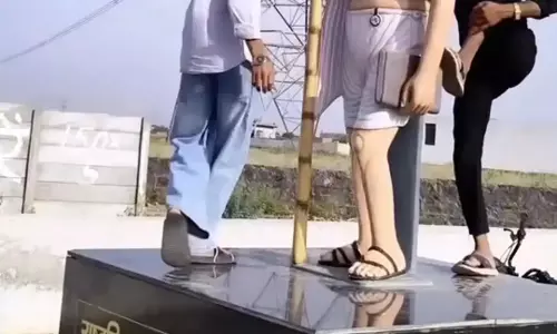 Nuh: गांधी प्रतिमा के अपमान का आरोप, वीडियो वायरल होने से हंगामा Nuh: गांधी प्रतिमा के अपमान का आरोप, वीडियो वायरल होने से हंगामा