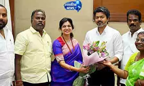 Chennai सौम्या अंबुमणि ने सीएम विजय से की मुलाकात Chennai सौम्या अंबुमणि ने सीएम विजय से की मुलाकात