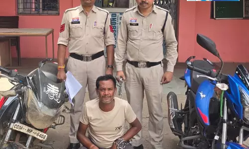 बैंक के सामने बाइक की डिक्की से 2 लाख की उठाईगिरी, शातिर जशपुर से गिरफ्तार बैंक के सामने बाइक की डिक्की से 2 लाख की उठाईगिरी, शातिर जशपुर से गिरफ्तार