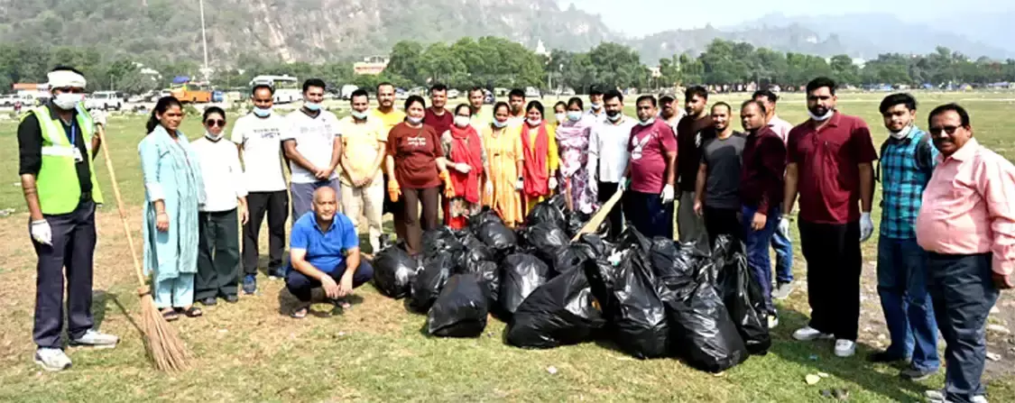 Haridwar: स्वच्छता अभियान में जुटी प्रशासनिक टीम, हटाया गया कचरा