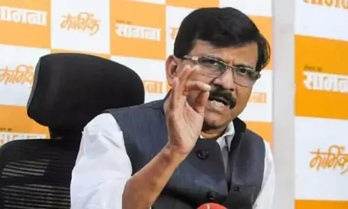 Shiv Sena में बयानबाज़ी तेज, संजय राउत ने शिंदे गुट पर साधा निशाना