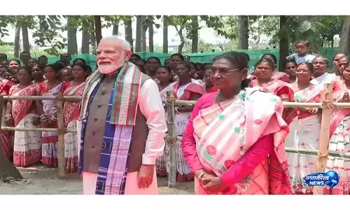राष्ट्रपति और PM ने ओडिशा के मयूरभंज का दौरा किया और आदिवासियों के पवित्र उपवनों में पूजा-अर्चना की राष्ट्रपति और PM ने ओडिशा के मयूरभंज का दौरा किया और आदिवासियों के पवित्र उपवनों में पूजा-अर्चना की